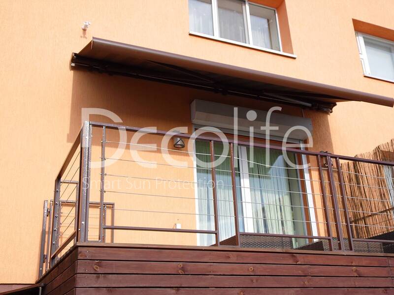 Open awning Decolife SemiCassette in the house - 