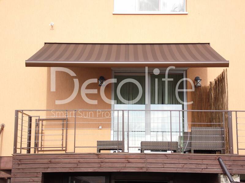 Open awning Decolife SemiCassette in the house - 